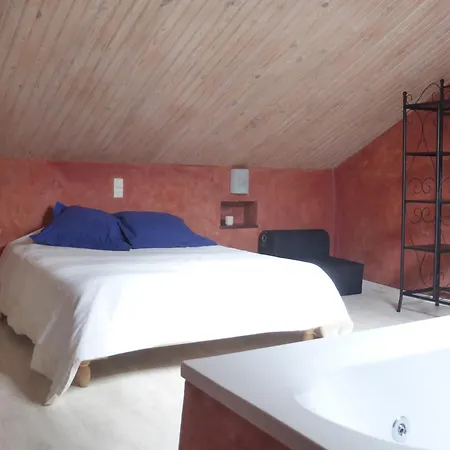 Les Du Chateau Apartment