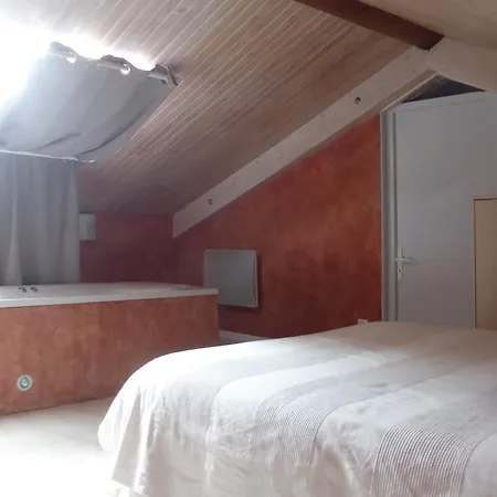 Les Du Chateau Apartment *