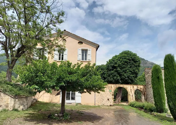 Les Du Chateau Apartment *