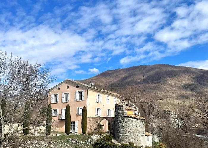 Les Du Chateau Apartment *